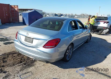 2018 Mercedes-Benz C 300 z USA, uszkodzony, nr VIN 55SWF4JB3JU247935